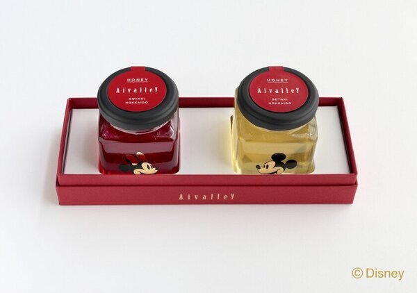 カフェ運営やはちみつ販売を行うAivalley MIYANOMORIは「ミッキー＆ミニー」のデザインボトルのはちみつを2025年1月25日(土)から販売開始