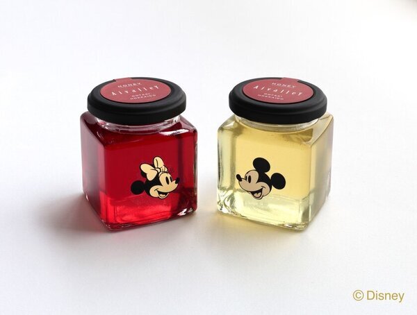 カフェ運営やはちみつ販売を行うAivalley MIYANOMORIは「ミッキー＆ミニー」のデザインボトルのはちみつを2025年1月25日(土)から販売開始