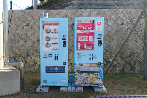 あわじ花さじきに淡路島のお土産自販機が3台登場！地元産牛乳を使ったプリン缶詰やご当地トランプなどを提供　設置場所も募集中