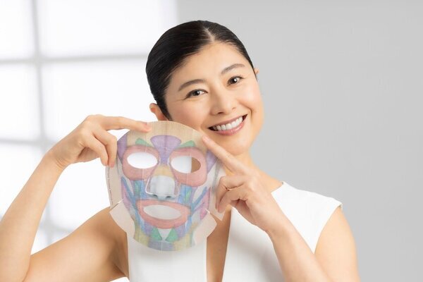 表情筋研究家・間々田佳子のオリジナルグッズが新登場！ぷるるん美容液20ml配合の表情筋デザインフェイスマスク『MYフェイスマスクシート』が好評発売中