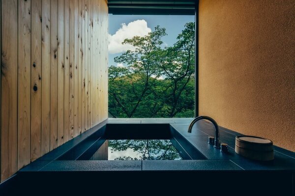 東条湖を眺む～大自然の中で1日1組限定のプライベートサウナルームが「GLAMP CABIN 東条湖・丹波篠山」に新登場！