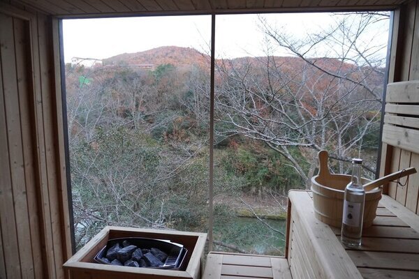 東条湖を眺む～大自然の中で1日1組限定のプライベートサウナルームが「GLAMP CABIN 東条湖・丹波篠山」に新登場！