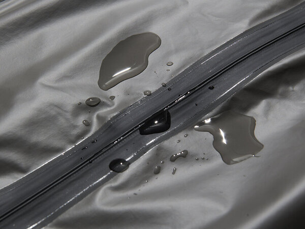 YKKとの開発による新構造のファスナーを搭載　フィッシングの『DAIWA』から軽量レインジャケット発売