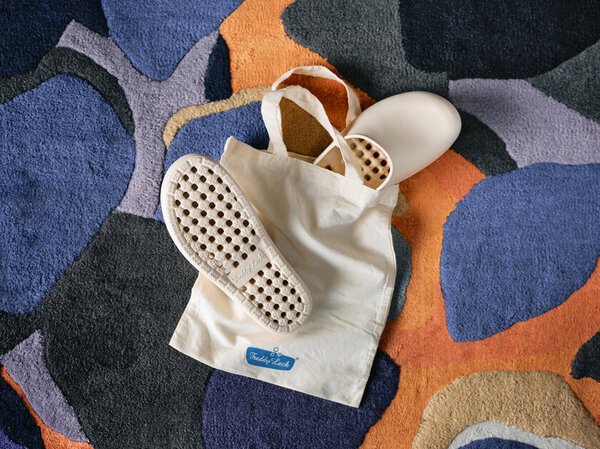 人気の“穴あき”バルコニーサンダルをアップデート！快適な履き心地＆環境に優しい再生樹脂を採用　ランドリー・ケアブランド FREDDY LECKのロングセラー商品