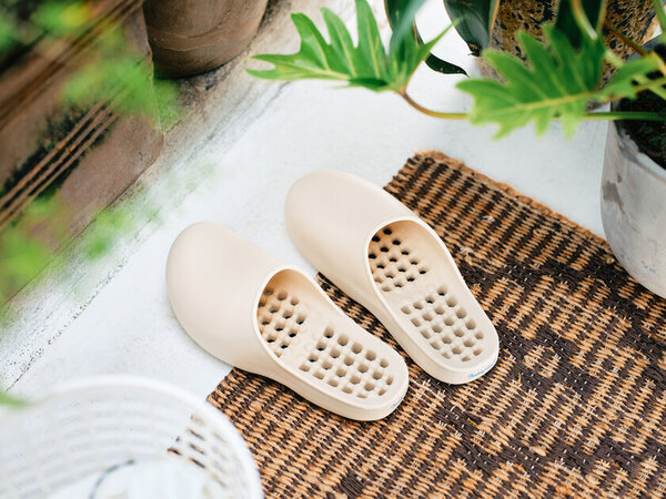 人気の“穴あき”バルコニーサンダルをアップデート！快適な履き心地＆環境に優しい再生樹脂を採用　ランドリー・ケアブランド FREDDY LECKのロングセラー商品