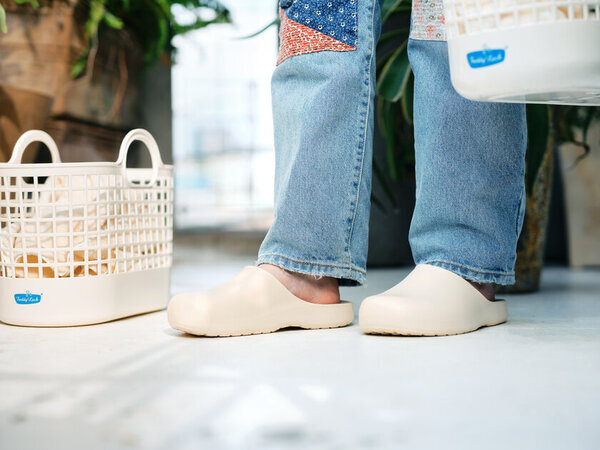 人気の“穴あき”バルコニーサンダルをアップデート！快適な履き心地＆環境に優しい再生樹脂を採用　ランドリー・ケアブランド FREDDY LECKのロングセラー商品