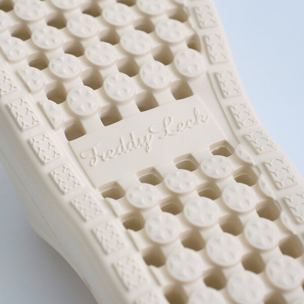 人気の“穴あき”バルコニーサンダルをアップデート！快適な履き心地＆環境に優しい再生樹脂を採用　ランドリー・ケアブランド FREDDY LECKのロングセラー商品