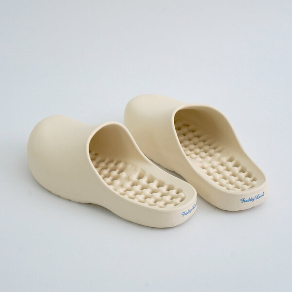 人気の“穴あき”バルコニーサンダルをアップデート！快適な履き心地＆環境に優しい再生樹脂を採用　ランドリー・ケアブランド FREDDY LECKのロングセラー商品