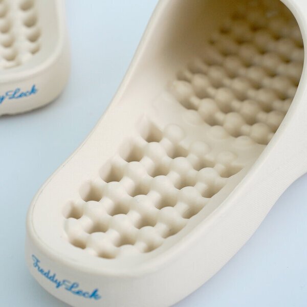 人気の“穴あき”バルコニーサンダルをアップデート！快適な履き心地＆環境に優しい再生樹脂を採用　ランドリー・ケアブランド FREDDY LECKのロングセラー商品