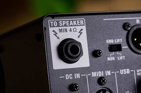 真空管ギター・アンプの活用の場を広げるコンパクトなロード・ボックスを発売