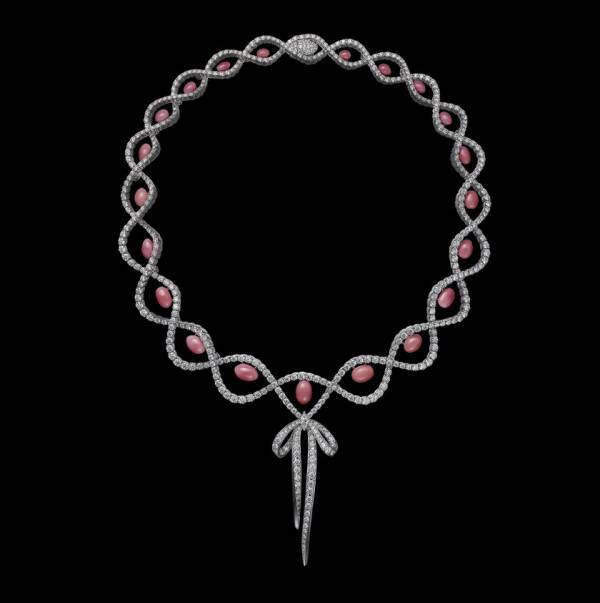 北川景子、ミキモトのジュエリーを優美に纏い魅了　リボンモチーフが映える新作「Bow Charm」で洗練された美しさを体現