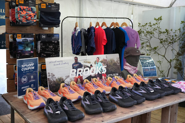 【ONSENSAUNA presents美泉夜市＠下北沢】人気ブランドBuff×BROOKSのランニングベースが期間限定オープン！