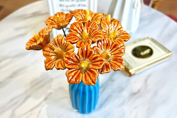 [ハンガリー発] 枯れない美しさを贈ろう！陶器フラワー2025年新作コレクション登場　― 誕生日や母の日のギフトに最適 ―