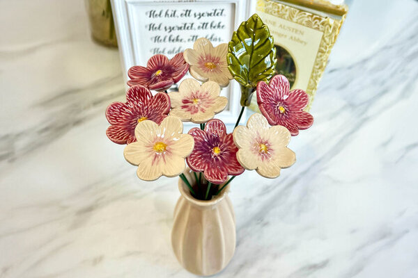 [ハンガリー発] 枯れない美しさを贈ろう！陶器フラワー2025年新作コレクション登場　― 誕生日や母の日のギフトに最適 ―