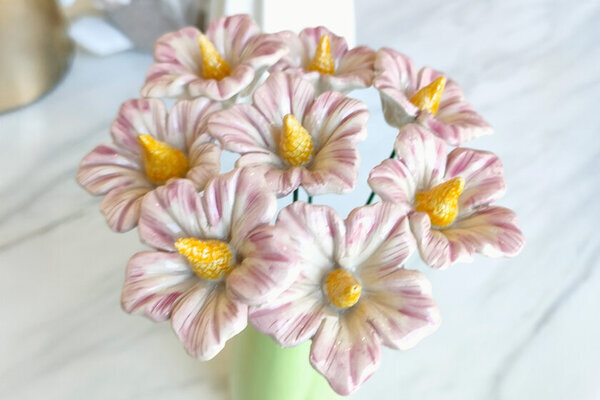 [ハンガリー発] 枯れない美しさを贈ろう！陶器フラワー2025年新作コレクション登場　― 誕生日や母の日のギフトに最適 ―