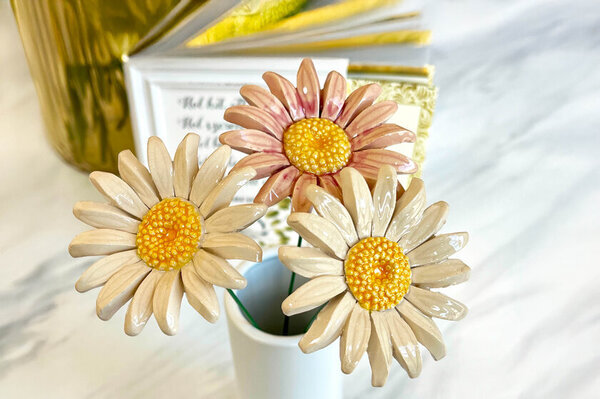 [ハンガリー発] 枯れない美しさを贈ろう！陶器フラワー2025年新作コレクション登場　― 誕生日や母の日のギフトに最適 ―