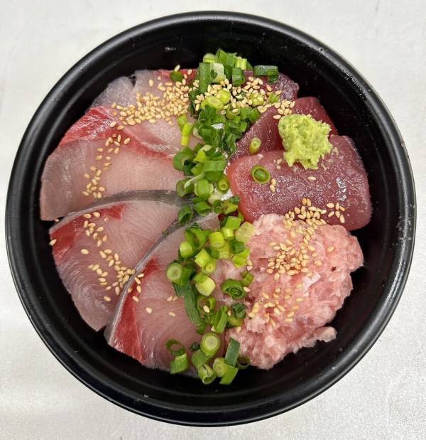 ＼早春特別メニュー・新発売／駿河湾沼津SA上下線　海鮮丼テイクアウトコーナー「おさかな丼屋 とと丸」にて1月22日(水)より「ぶりの早春メニュー」新発売