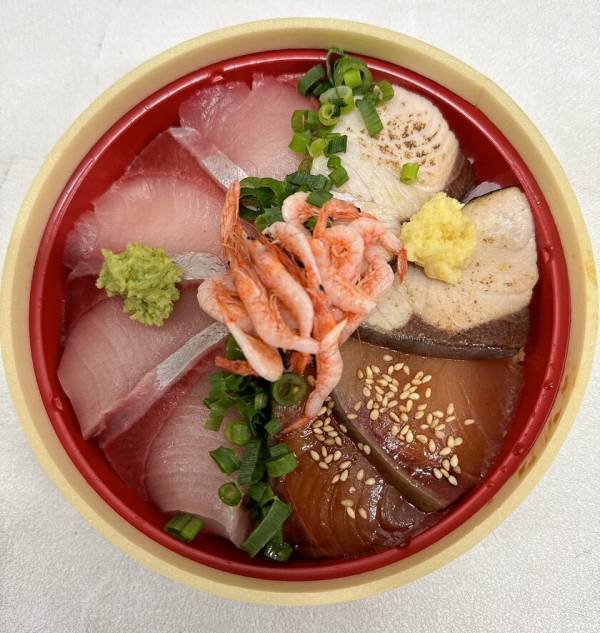 ＼早春特別メニュー・新発売／駿河湾沼津SA上下線　海鮮丼テイクアウトコーナー「おさかな丼屋 とと丸」にて1月22日(水)より「ぶりの早春メニュー」新発売