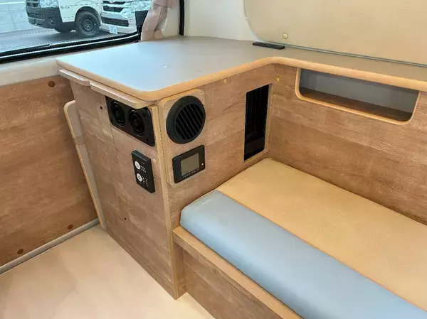 小さなハイルーフキャンピングカー「レクビィ コットＣＴ」「ホビクル タウンランダーＣＴ」をジャパン キャンピングカーショー2025で展示