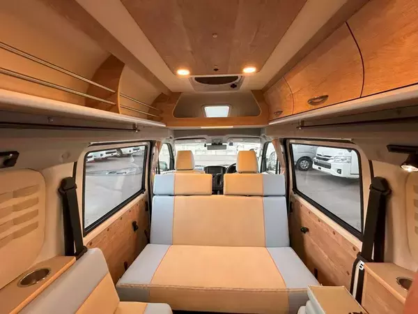 小さなハイルーフキャンピングカー「レクビィ コットＣＴ」「ホビクル タウンランダーＣＴ」をジャパン キャンピングカーショー2025で展示