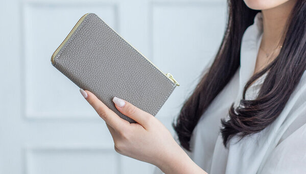 ギリギリサイズなのにお札を快適に出し入れできる！新感覚の「小さい長財布」に春の限定カラーが新登場