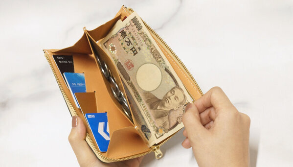 ギリギリサイズなのにお札を快適に出し入れできる！新感覚の「小さい長財布」に春の限定カラーが新登場