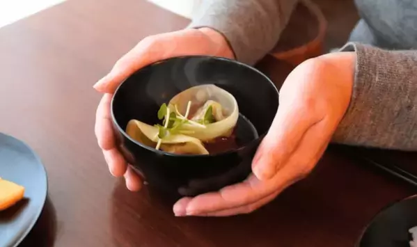 飯椀の重さは卵Lサイズ1個分 約68gで磁器茶碗の約1/3！毎日の家ごはんをおいしくする一生モノの育てる漆器「くらうる」がMakuakeにて先行販売開始