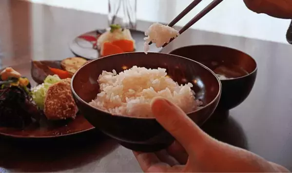 飯椀の重さは卵Lサイズ1個分 約68gで磁器茶碗の約1/3！毎日の家ごはんをおいしくする一生モノの育てる漆器「くらうる」がMakuakeにて先行販売開始