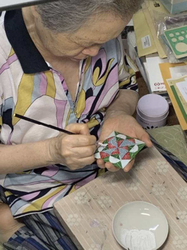 女性初の清水焼絵付け師 入江裕起が遺した図案集「包みの姿」を1月11日(土)に刊行　～650枚を超える図案が一冊に～