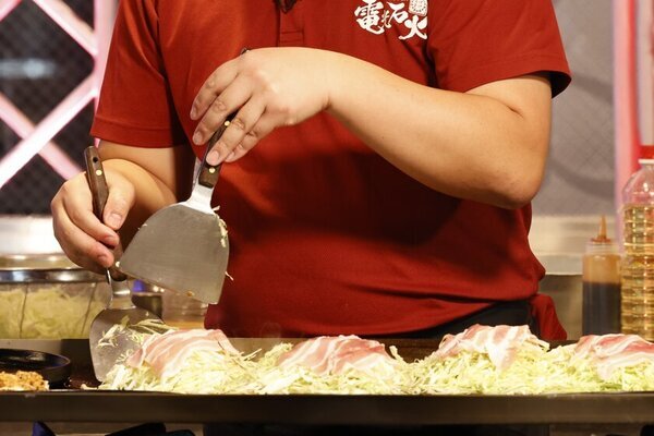 史上最強を競う『お好み焼き頂上決戦』が開幕！「鉄板コロシアム　第一回フリースタイルOKO選手権」2月1日午後3時から日本テレビ系列28局で全国放送