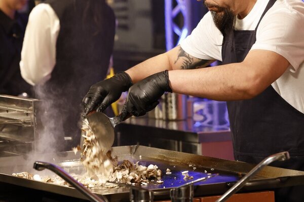 史上最強を競う『お好み焼き頂上決戦』が開幕！「鉄板コロシアム　第一回フリースタイルOKO選手権」2月1日午後3時から日本テレビ系列28局で全国放送