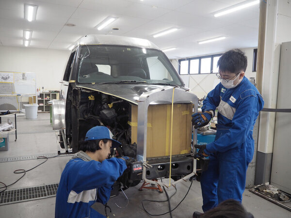兵庫県姫路の専門学生の力で往年の名車を再現！大阪オートメッセ2025に出展し車検取得へ挑戦！