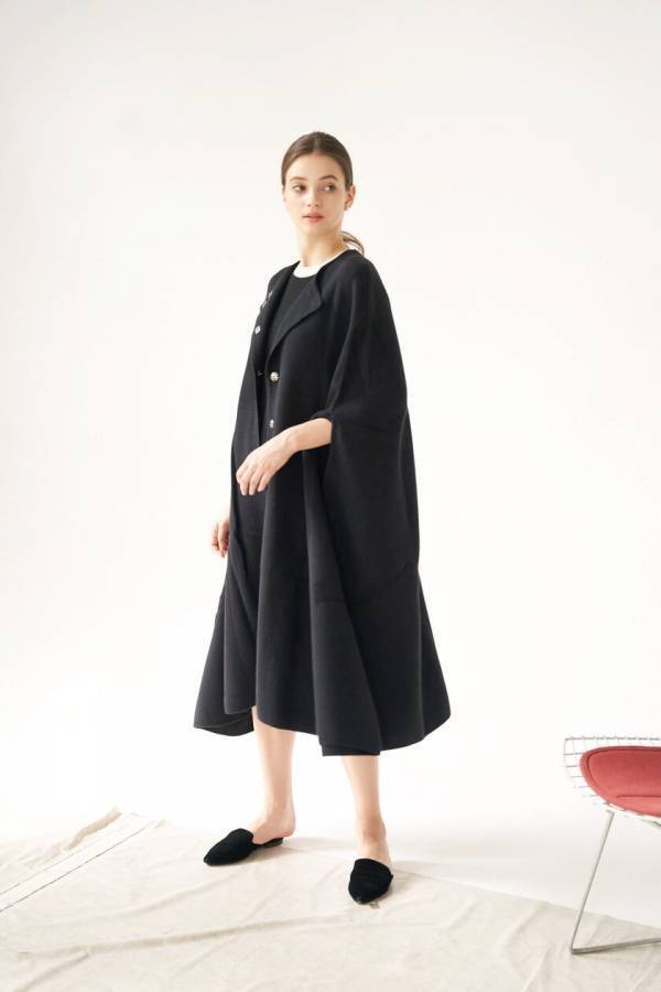 就職氷河期世代の女性に「おしゃれ」の迷子が増えている？！自分を抱きしめるように纏う最高級モンゴル産カシミヤの秋冬コレクション