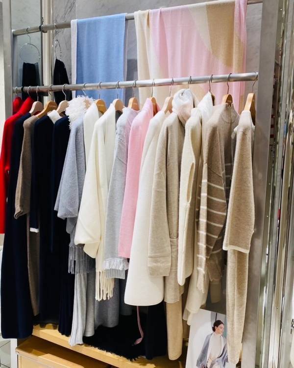 就職氷河期世代の女性に「おしゃれ」の迷子が増えている？！自分を抱きしめるように纏う最高級モンゴル産カシミヤの秋冬コレクション