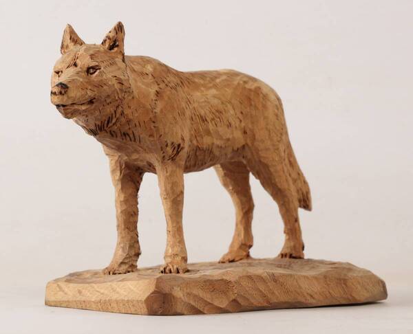 力強い伝統的な名品から癒されるキュートな作品まで木彫り熊約70体が集結「ほっかいどうの熊の木彫りまつり」を初開催