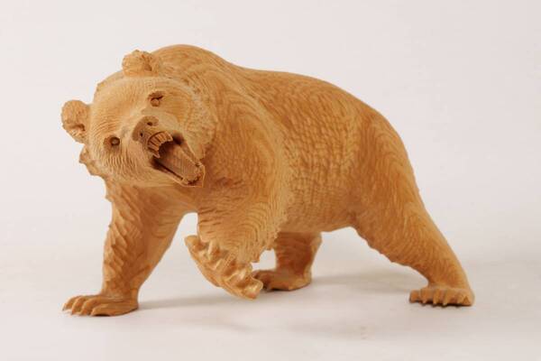 力強い伝統的な名品から癒されるキュートな作品まで木彫り熊約70体が集結「ほっかいどうの熊の木彫りまつり」を初開催