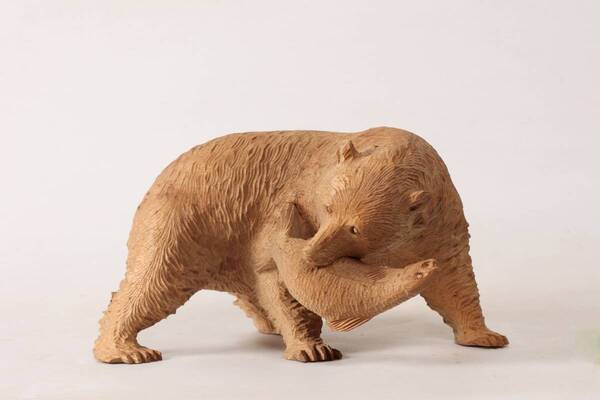 力強い伝統的な名品から癒されるキュートな作品まで木彫り熊約70体が集結「ほっかいどうの熊の木彫りまつり」を初開催