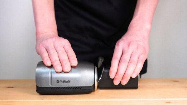 毎分350回転で圧倒的な効率化と砥ぎクオリティを実現！電動包丁砥ぎ器「EDGBLACK Electric Knife Sharpener」がMakuakeにて2月6日より先行販売開始