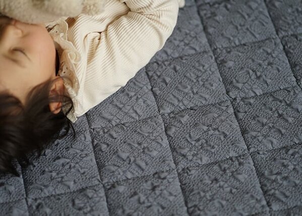 春の新生活にも。さらっと肌触りに癒される。“はっ水×シアサッカー生地”新感覚キルティングラグに新色登場！