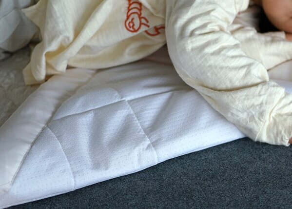 春の新生活にも。さらっと肌触りに癒される。“はっ水×シアサッカー生地”新感覚キルティングラグに新色登場！