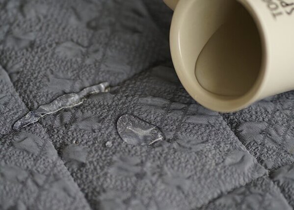 春の新生活にも。さらっと肌触りに癒される。“はっ水×シアサッカー生地”新感覚キルティングラグに新色登場！