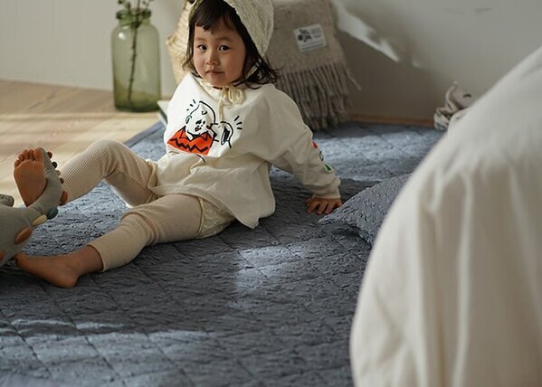 春の新生活にも。さらっと肌触りに癒される。“はっ水×シアサッカー生地”新感覚キルティングラグに新色登場！