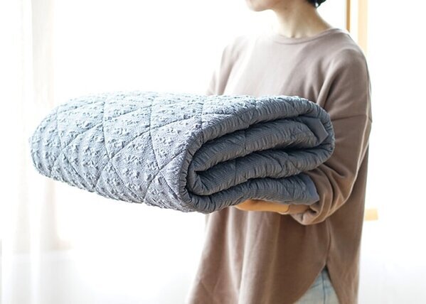 春の新生活にも。さらっと肌触りに癒される。“はっ水×シアサッカー生地”新感覚キルティングラグに新色登場！