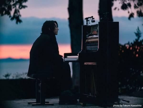 【MUSIC ON! TV（エムオン!）】クラシックの枠を超えて活躍するピアニスト角野隼斗(かてぃん)絶景の中で一期一会のパフォーマンスを披露！エムオン!で2/13(木)夜10時～放送！オリジナルアクリルスタンドボードプレゼントキャンペーン実施中！