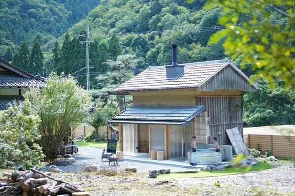“関西初(*1)”京都・美山に「蓄熱式薪ストーブ」サウナを導入した1棟貸し古民家宿『Earthing MIYAMA』がオープン！
