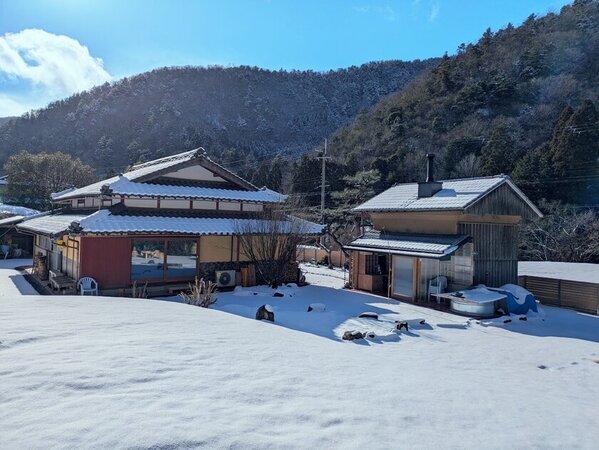 “関西初(*1)”京都・美山に「蓄熱式薪ストーブ」サウナを導入した1棟貸し古民家宿『Earthing MIYAMA』がオープン！