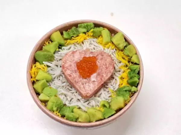 ＼バレンタイン季節限定のラブリーな海鮮丼／駿河湾沼津サービスエリア上下線「おさかな丼屋とと丸」テイクアウト海鮮丼発売