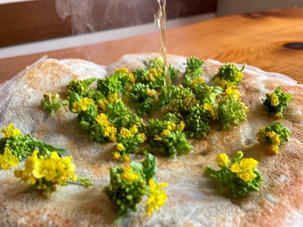 1,350万人が訪れる千葉の春は菜の花づくし！顔よりデカい「菜の花畑パリパリチーズせんべい」2月提供開始