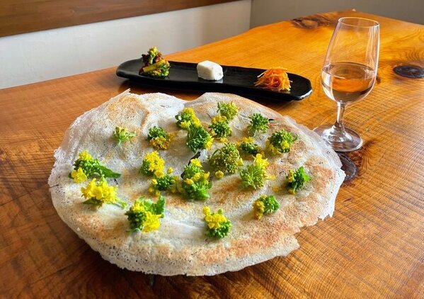 1,350万人が訪れる千葉の春は菜の花づくし！顔よりデカい「菜の花畑パリパリチーズせんべい」2月提供開始