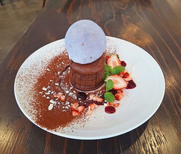 《道の駅サーモンパーク千歳》バレンタイン期間限定！新感覚チョコレートグルメ登場！～恋するチョコラーメンで甘いひとときを～